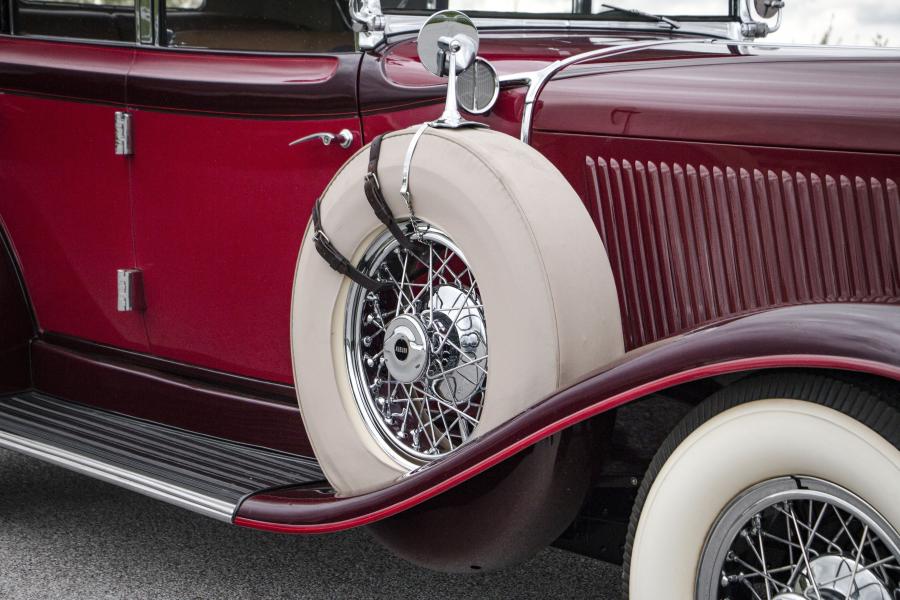 Детали экстерьера Auburn 12-160A Custom Dual Ratio Phaeton Sedan 1932 года  (фото 11 из 43)